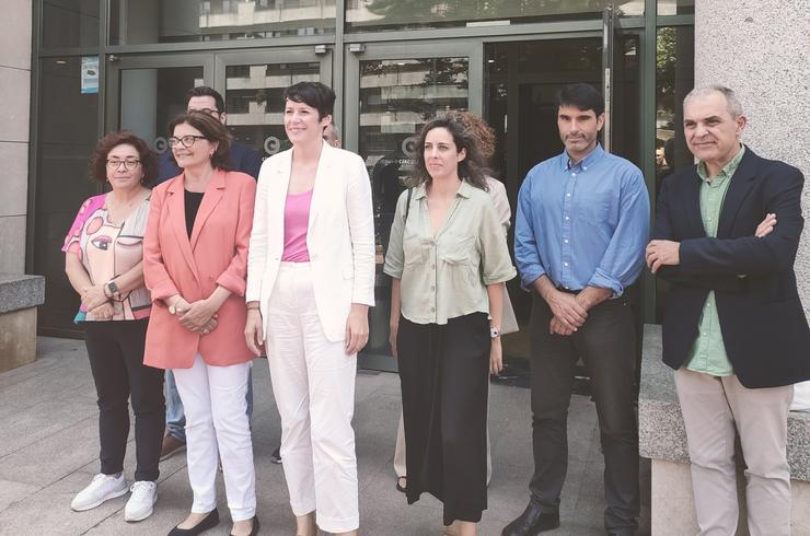 A portavoz nacional do BNG, Ana Pontón, xunto a candidatos nacionalistas nas eleccións do 23J, e outros cargos locais da formación, ante a sede do Círculo de Empresarios de Galicia, en Vigo. 