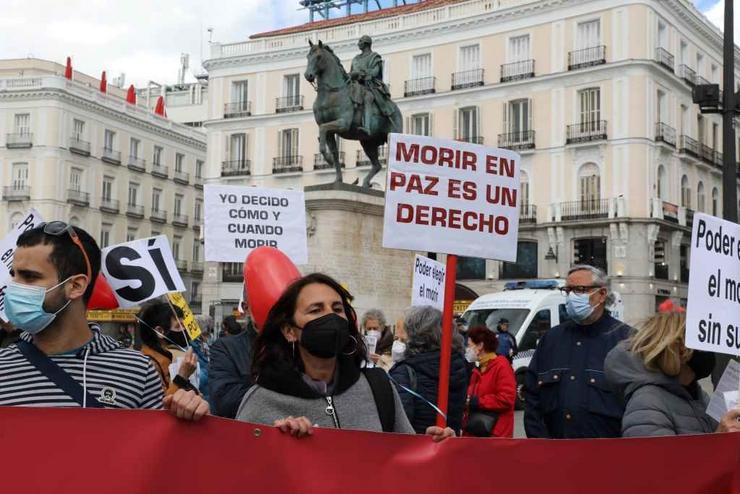 Manifestación en Madrid a prol do dereito á morte digna no día en que o Congreso aproba a lei de eutanasia 