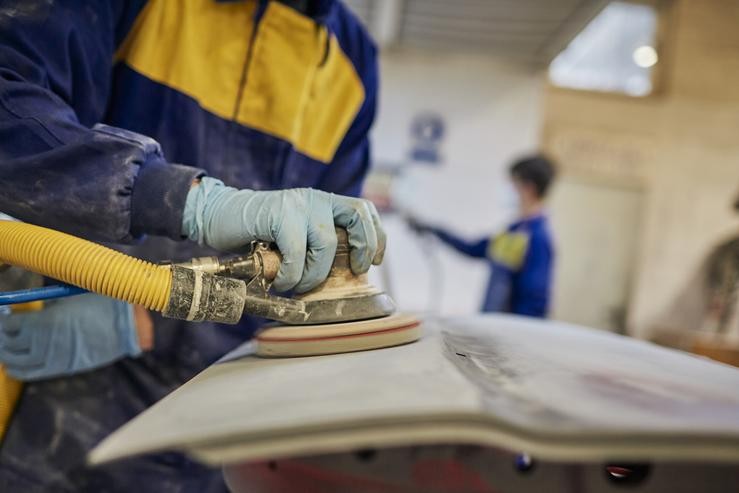 Arquivo - Varias persoas aprenden mecánica no IES Universidade Laboral, a 19 de maio de 2023, en Ourense, Galicia (España). O pasado 29 de abril, o presidente do Goberno, Pedro Sánchez, anunciou un investimento de 1.300 millóns de euros para impulsar. Agostime - Europa Press - Arquivo / Europa Press