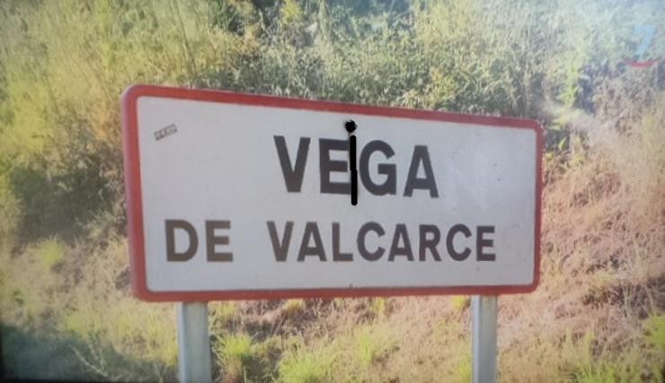 Letreiro de Vega de Valcarce coa topoponimia galega de 'Veiga de Valcarce'
