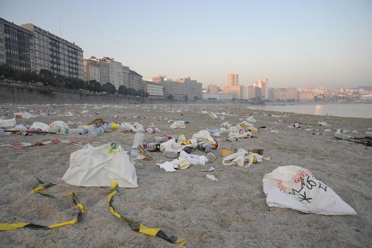 Restos de lixo despois da celebración das fogueiras da noite de San Juan, na praia de Orzán, a 24 de xuño de 2023, na Coruña, Galicia (España). A praia de Orzán da Coruña amenceu chea de lixo tras a noite de San Juan. Esta fies. M. Dylan - Europa Press / Europa Press