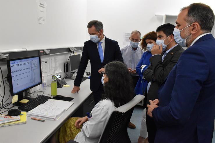 O ministro de Sanidade, José Miñones, o delegado do Goberno en Galicia, Pedro Blanco, o conselleiro de Sanidade, Julio García Comesaña, e o xenetista Ángel Carracedo visitan a Fundación Galega de Medicina Xenómica, no Hospital de Santiago 