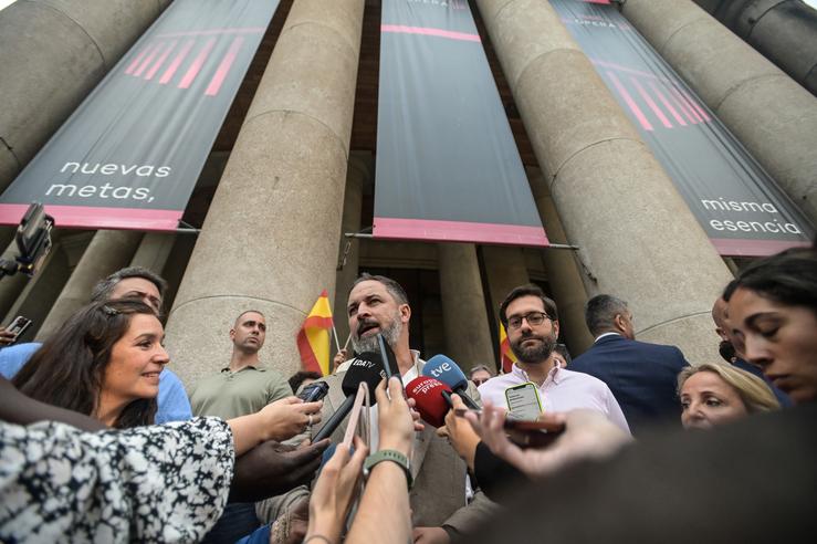 O presidente nacional e candidato á Presidencia do Goberno de Vox, Santiago Abascal, atende aos medios antes dun acto do seu partido na Coruña 