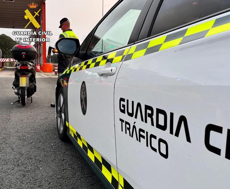 Interceptan ao condutor dun ciclomotor nunha autoestrada que ía ebrio e nunca tivo carné de circulación / GARDA CIVIL DE TRÁFICO