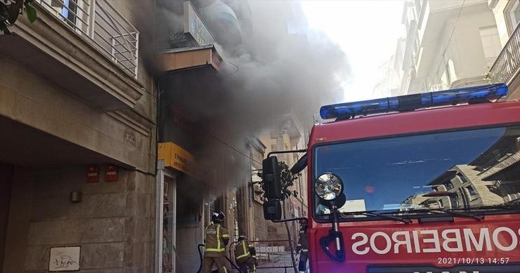 Os bombeiros interveñen nun edificio / POLICÍA LOCAL DE VIGO - Arquivo