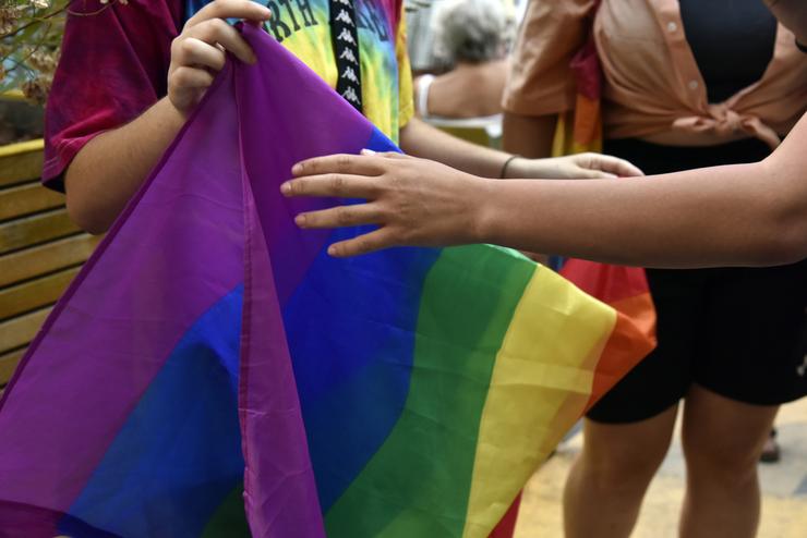 Arquivo - Dous mozos sosteñen a bandeira LGTBI durante unha manifestación para condenar o asasinato dun mozo de 24 anos o pasado sábado na Coruña debido a unha malleira, a 5 de xullo de 2021, en Barcelona, Cataluña, (España). Baixo a lema, #JusticiaPa. David Oller - Europa Press - Arquivo / Europa Press