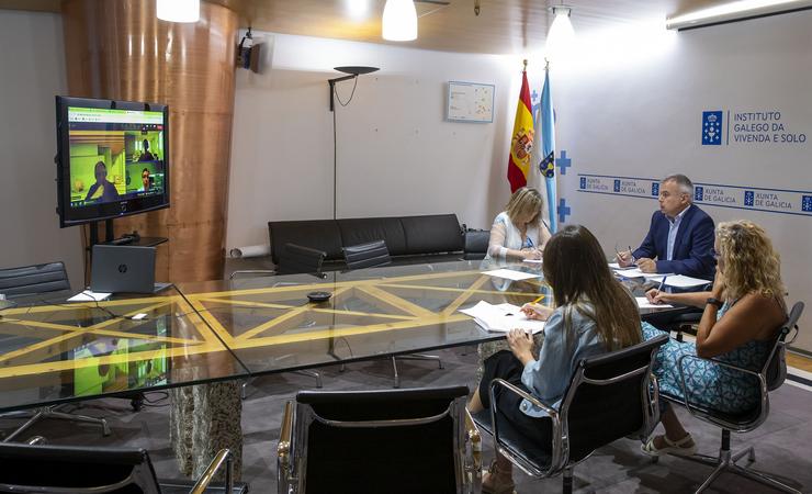 O director do Instituto Galego da Vivenda e Solo, Heriberto García, reúnese de forma telemática con representantes da Sareb / CONCHI PAZ