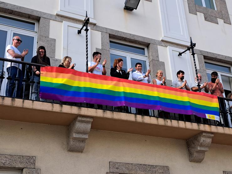 Representantes do colectivo despregaron unha bandeira conmemorativa na fachada da Delegación do Goberno en Galicia, acompañados polo delegado, Pedro Blanco, e a subdelegada na Coruña, María Rivas / Delegación do Goberno