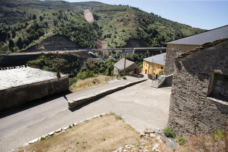 Operarios e guindastres traballan durante o desmonte do terceiro e último van do viaduto da A6, a 19 de agosto de 2022, en Veiga de Valcarce, León / Carlos Castro - Arquivo