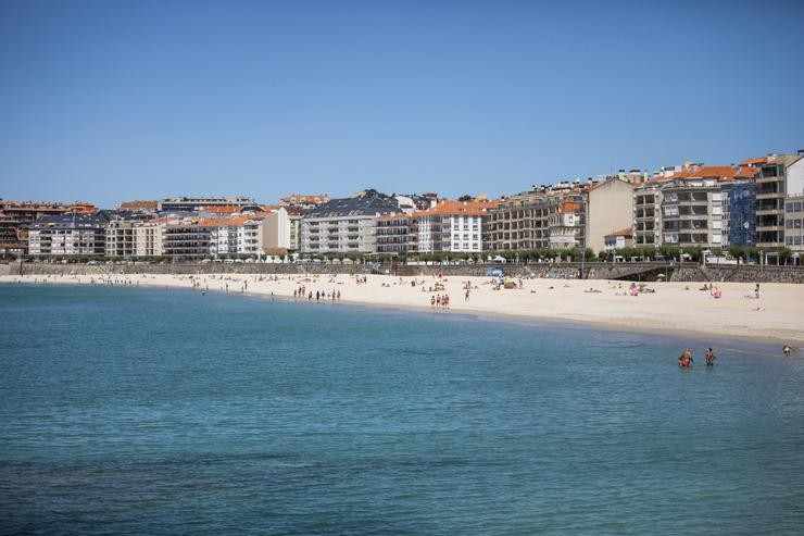Varias persoas gozan da praia de Sanxenxo, a 4 de xuño de 2021 / Beatriz Ciscar