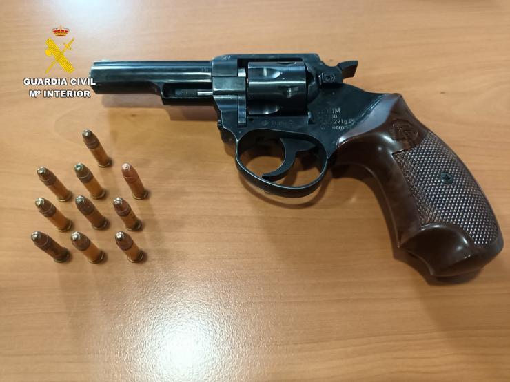 Pistola tipo revólver incautado que un home en Oleiros  tentou ocultar no bolso da súa muller / GARDA CIVIL DA CORUÑA