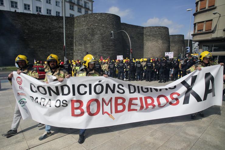 Un grupo de bombeiros de consorcios provinciais suxeitan pancartas durante unha protesta ante a sede da Xunta, a 23 de maio de 2023, en Lugo, Galicia (España). Os bombeiros de consorcios provinciais maniféstanse en Lugo en defensa de melloras laborale. Carlos Castro - Europa Press / Europa Press