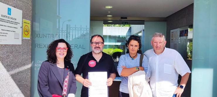 Representantes de CIG-Ensino, encabezados polo secretario nacional, Suso Bermello, entregan un escrito na Xunta.. CIG / Europa Press