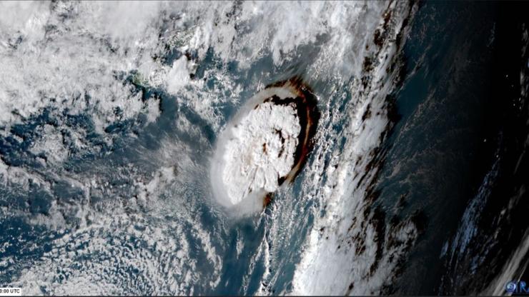 Imaxe da explosión do volcán Hunga Tonga captada polo satélite Himawari-8  o 15 de xaneiro de 2022  GMT. © CSU/CIRA & JMA/JAXA