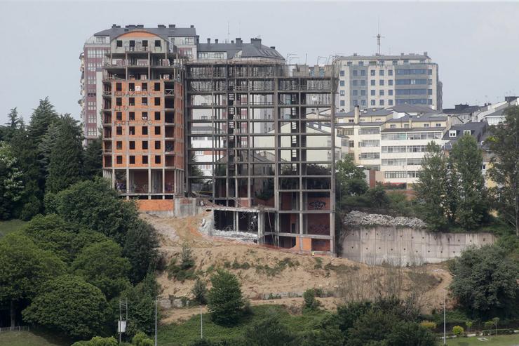 Fachada das torres do Garañón durante o comezo da demolición, á beira do parque Rosalía de Castro / Carlos Castro - Europa Press