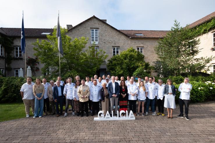 O presidente da Xunta, Alfonso Rueda, participa no almorzo cos chefs Estellas Michelin que participan no evento solidario 