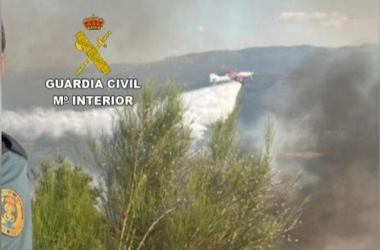 Labores de extinción dun incendio en Arbo (Pontevedra).. GARDA CIVIL DE PONTEVEDRA / Europa Press