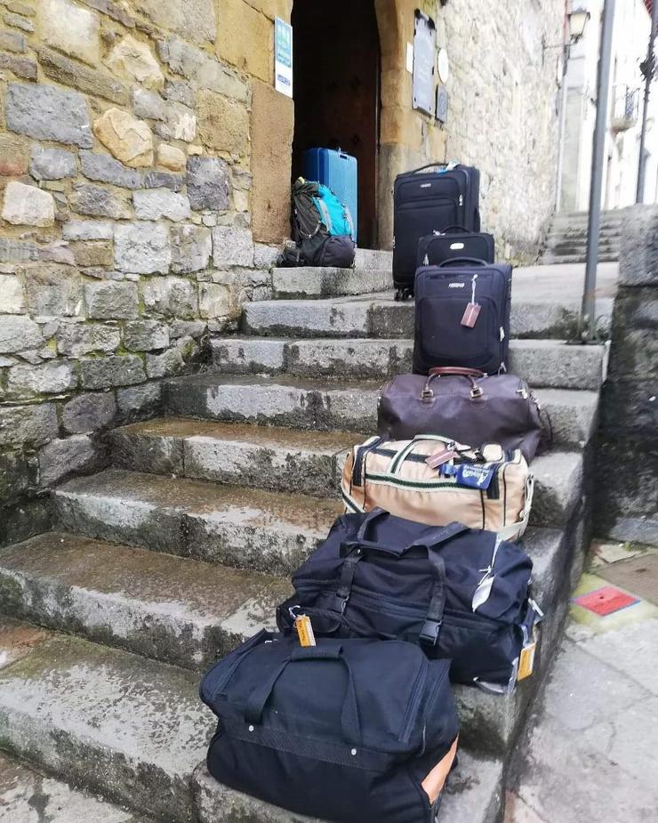 Maletas e mochilas ás portas dun albergue.. CAMIÑO FRANCÉS FEDERACIÓN 