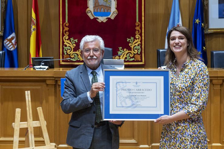 A xornalista Tamara Montero recibe o premio Xosé Aurelio Carracedo 