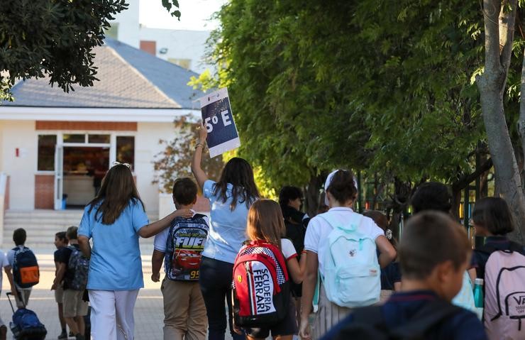 Varios nenos á entrada do colexio /  Marta Fernández Jara - Arquivo