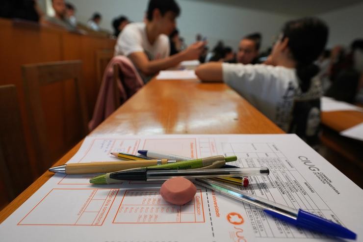Bolígrafos e lapis o día que comezan as probas de acceso á universidade 2023, ABAU, na facultade de Ciencias da Comunicación da Universidade de Santiago de Compostela