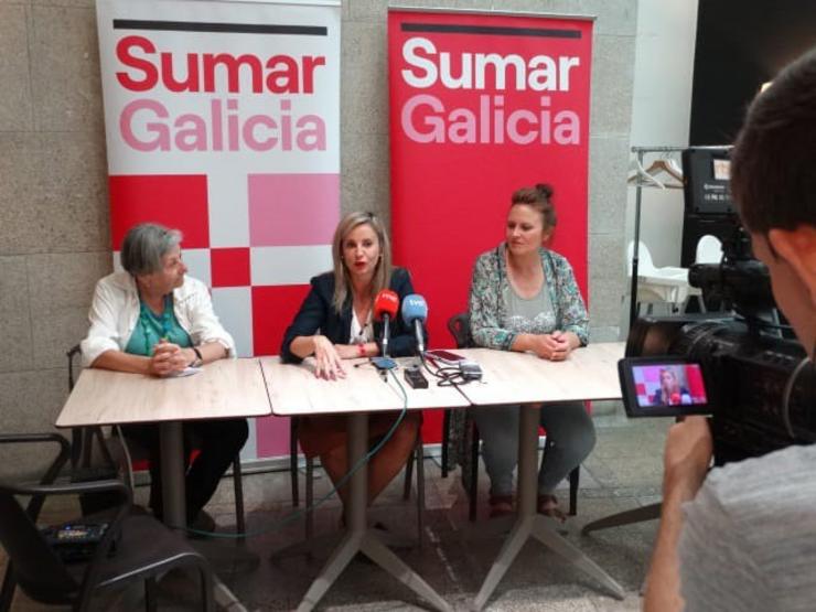 A cabeza de lista de Sumar Galicia pola provincia de Pontevedra, Verónica M. Barbero, xunto á número dous, Verónica Hermida, e a avogada laboralista Elvira Landín, que pecha a candidatura.. SUMAR GALICIA / Europa Press
