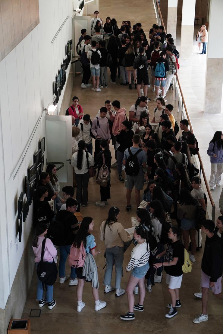 Arquivo - Estudantes nos corredores da Universidade o día que comezan  os exames das probas de acceso á universidade 2023 en Galicia, na facultade de Ciencias da Comunicación da Universidade de Santiago de Compostela, a 6 de xuño d. Álvaro Ballesteros - Europa Press - Arquivo