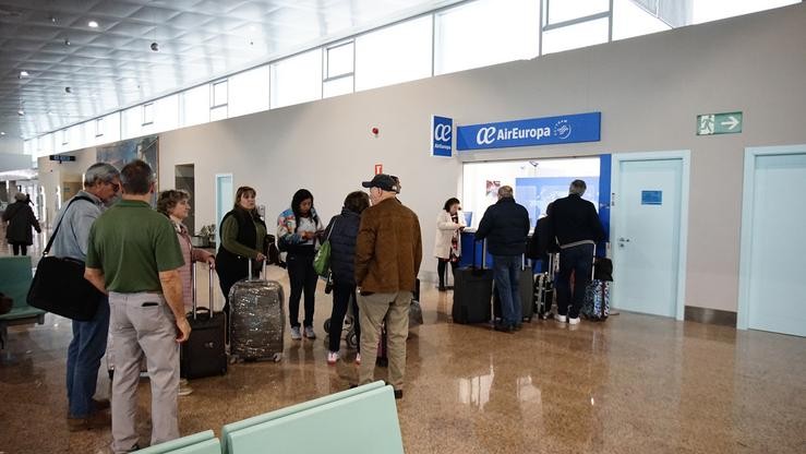 Un grupo de persoas esperan ser atendidos nas instalacións do aeroporto de Vigo 