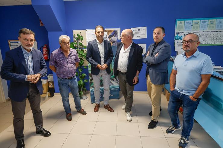 O conselleiro do Mar, Alfonso Villares, visita o porto de Burela, onde se reúne cos representantes da OPP e doutras entidades do sector. XUNTA / Europa Press