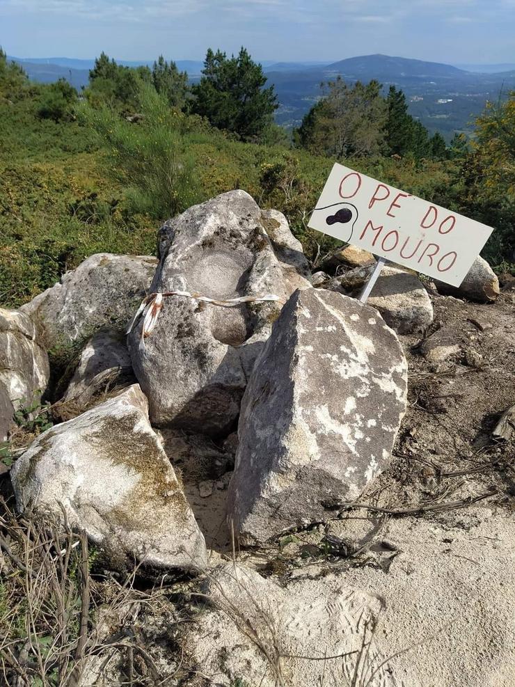 O colectivo Amil Sen Eólicos denuncia o desaparecimiento da'Pisada do Mouro' do Monte Acibal. COLECTIVO AMIL SEN EÓLICOS 