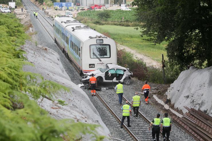 Vista do choque do tren a un coche nun paso a nivel, a 12 de xullo de 2023, en Lugo, Galicia (España). Un tren arroiou hoxe a un coche con tres ocupantes nun paso a nivel sen barreiras na parroquia de Recimil, no municipio de Lugo. O sinie. Carlos Castro - Europa Press / Europa Press