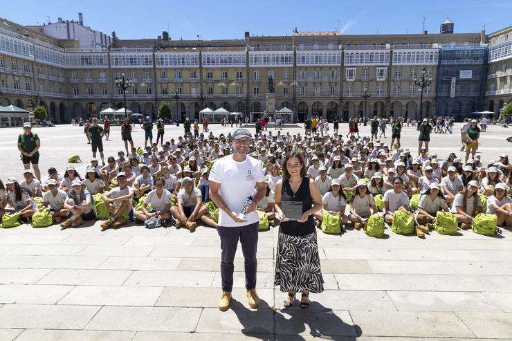A alcaldesa da Coruña, Inés Rey, xunto aos máis de 200 mozos que integraron a Ruta Quetzal 2023 na praza de María Pita / ANDY PÉREZ - Arquivo