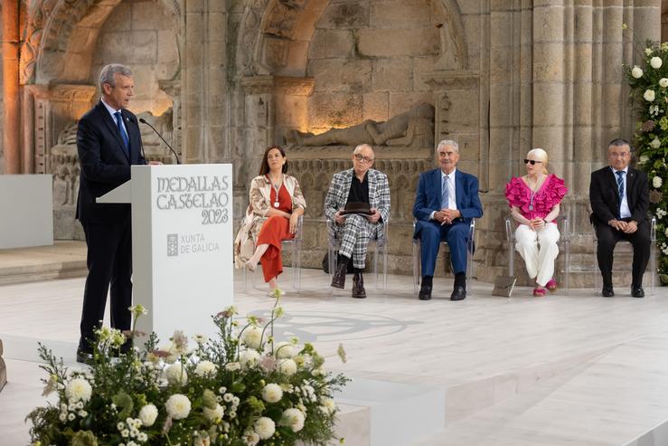 O titular da Xunta de Galicia, Alfonso Rueda, preside a cerimonia de imposición das Medallas Castelao, que se celebran na Igrexa de San Domingos de Bonaval, na que está o Panteón dous Galegos Ilustres. DAVID CABEZON @ XUNTA / Europa Press