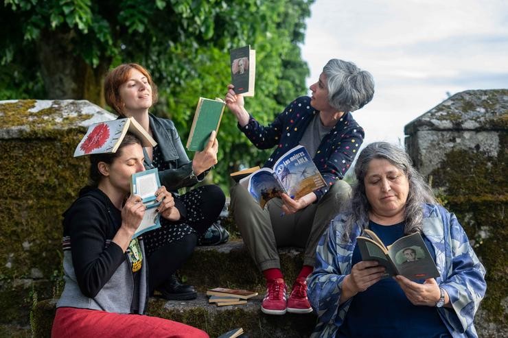 A equipa de Cóntame un mundo. Enrriba Raquel Queizás e Olga Abad, abaixo Alba de Vales e Carmen Domech/ Sara Garchi