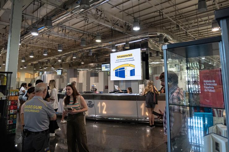 Varias persoas nunha oficina de correos, a 13 de xullo de 2023, en Madrid.. Diego Radamés - Europa Press 