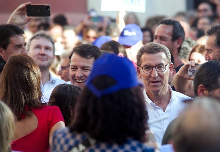 O presidente do PP, Alberto Núñez Feijóo (d), e o presidente do PP de Castela e León, Alfonso Fernández Mañueco (i), durante un acto de campaña do PP, na praza de Santa María, a 13 de xullo de 2023, en Burgos, Castela e León.. Tomás Alonso - Europa Press / Europa Press