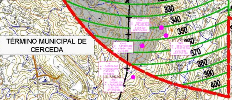 Na seguinte imaxe pódese ver onde estaría previsto instalar os novos muíños do parque eólico das Encrobas (en violeta), as cotas do terreo, e o bordo das servidumes (delimitado pola liña vermella descontinua) / vuelamasalto