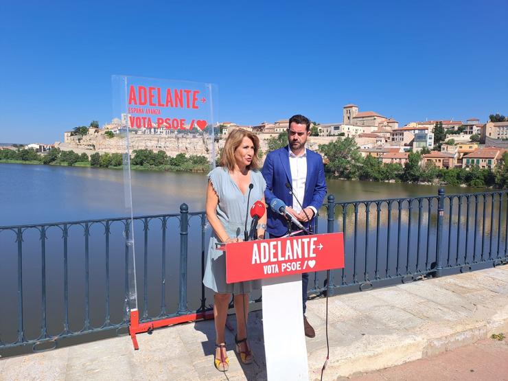 A ministra de Transportes, Mobilidade e Axenda Urbana, Raquel Sánchez, intervén durante a rolda de prensa en Zamora, en presenza do candidato socialista ao Congreso pola provincia, Antidio Fagúndez. Foto cedida polo PSOE.. PSOE / Europa Press