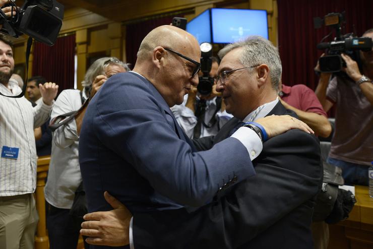 Luís Menor, novo presidente da Deputación de Ourense, abrázase co seu antecesor, Manuel Baltar.. ROSA VEIGA 