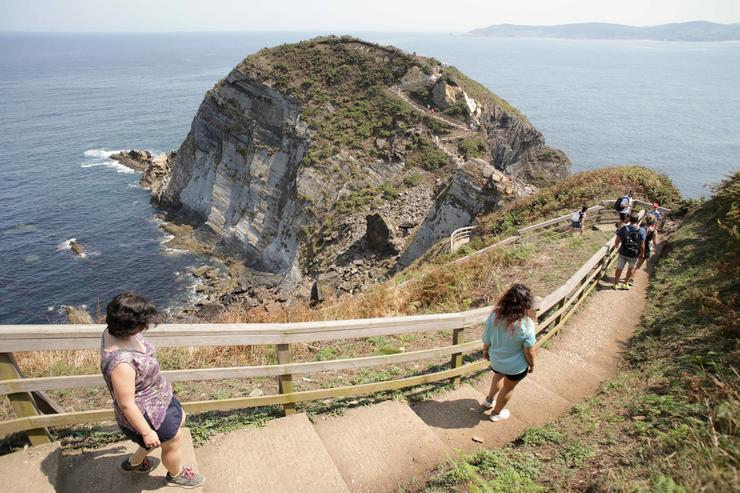 Arquivo - Uns turistas realizan a ruta Punta Socastro ou ?Ou Fuciño do Porco?, a 11 de agosto de 2022, no Vicedo, Lugo. Carlos Castro - Europa Press - Arquivo 