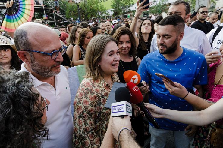 A Conselleira de Cultura, Turismo e Deporte da Comunidade de Madrid, Marta Rivera da Cruz (c), atende aos medios durante o Pregón do Orgullo 2023 na Praza Pedro Zerolo, a 28 de xuño de 2023, en Madrid.. Carlos Luján - Europa Press / Europa Press