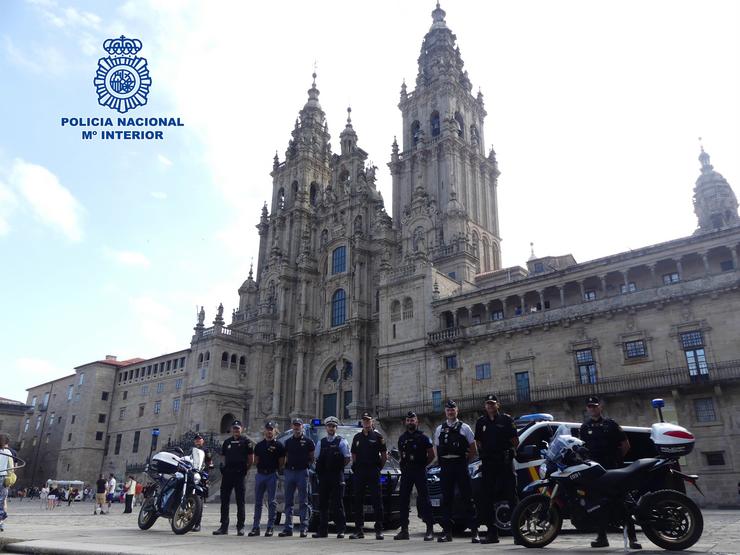 Distintos efectivos da Policía diante da Catedral  