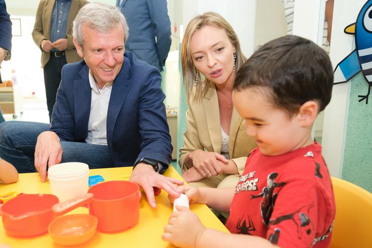 O presidente da Xunta, Alfonso Rueda, e a conselleira de Política Social e Xuventude, Fabiola García, visita unha escola infantil na Guarda / Xunta