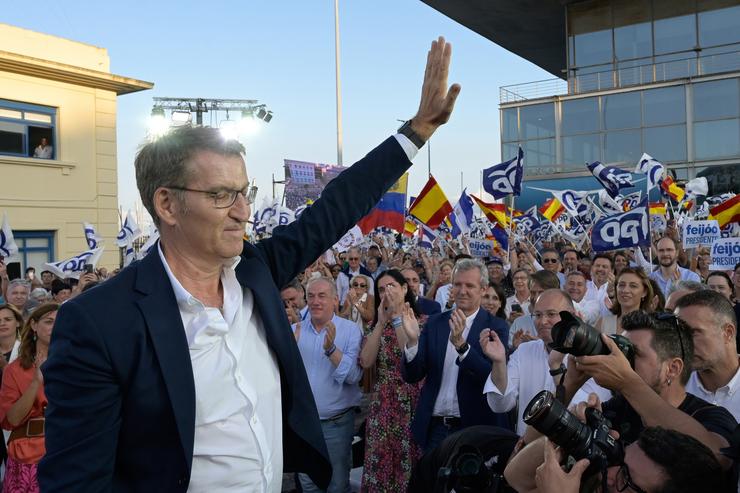 O líder do Partido Popular e candidato á Presidencia do Goberno, Alberto Núñez Feijóo, durante o acto de peche de campaña do PP na Coruña 