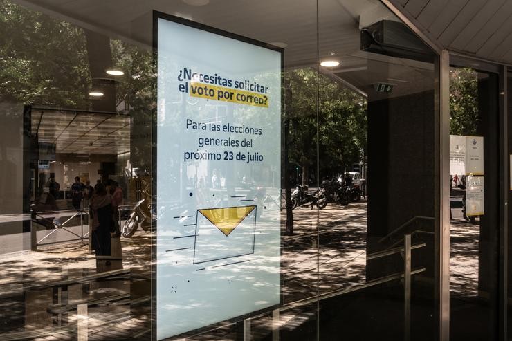 Un cartel que informa do voto por correo, a 13 de xullo de 2023, en Madrid 