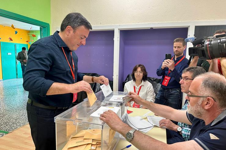 O secretario xeral do PSdeG, Valentín González Formoso, exerce o seu dereito a voto nun colexio electoral das Pontes 