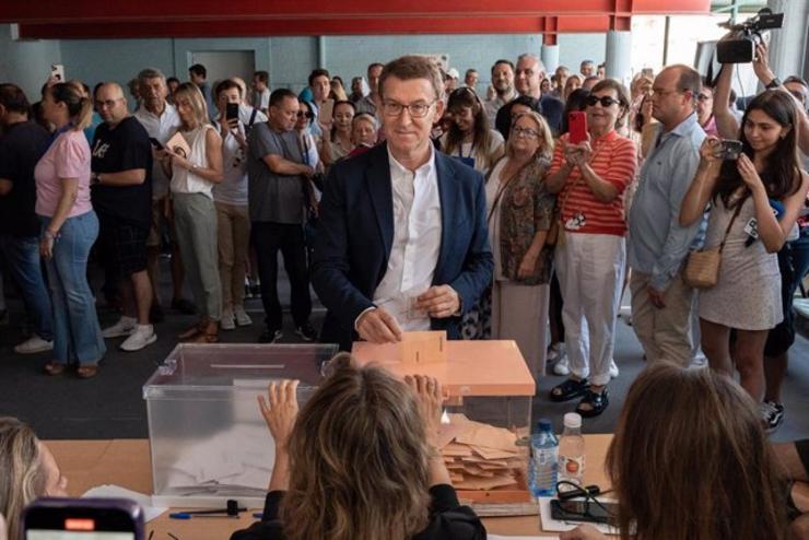 O candidato do PP á Presidencia do Goberno, Alberto Núñez Feijóo, exercendo o seu dereito a voto no Colexio Ramiro de Maeztu, en Madrid / Diego Radamés