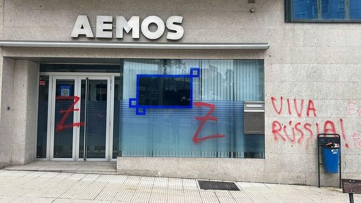 Pintadas realizadas na Asociación de Empresarios de Mos a favor de Rusia / cedida