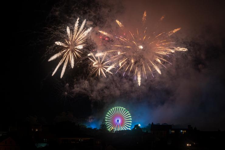 Vista de fogos artificiais durante os Lumes do Apóstolo nas Festas do Apóstolo Santiago 2022 