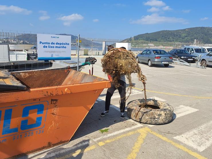 Lixo recollido do mar en Ferrol.. AFUNDACIÓN